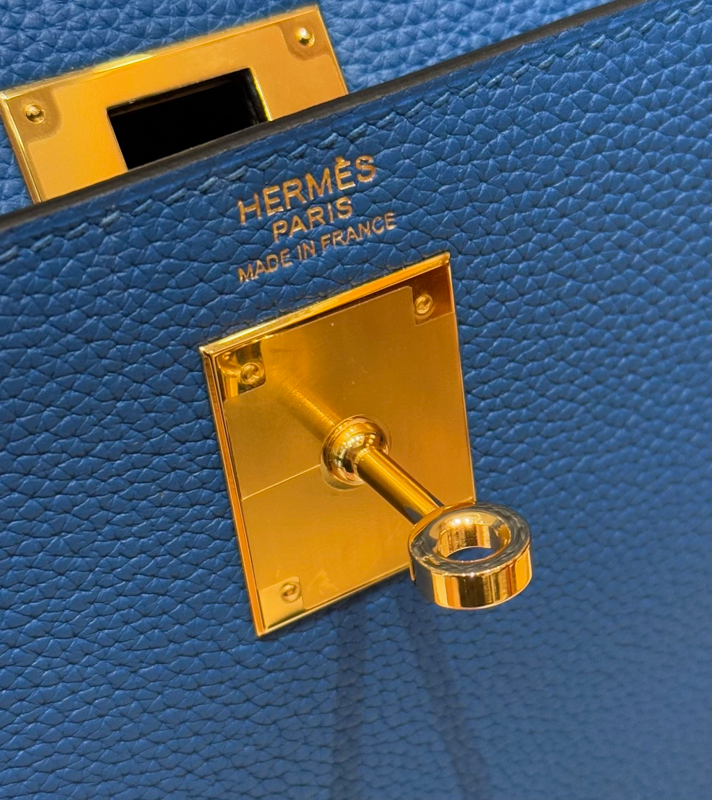Kelly Togo – Bleu France | Gold-Plated